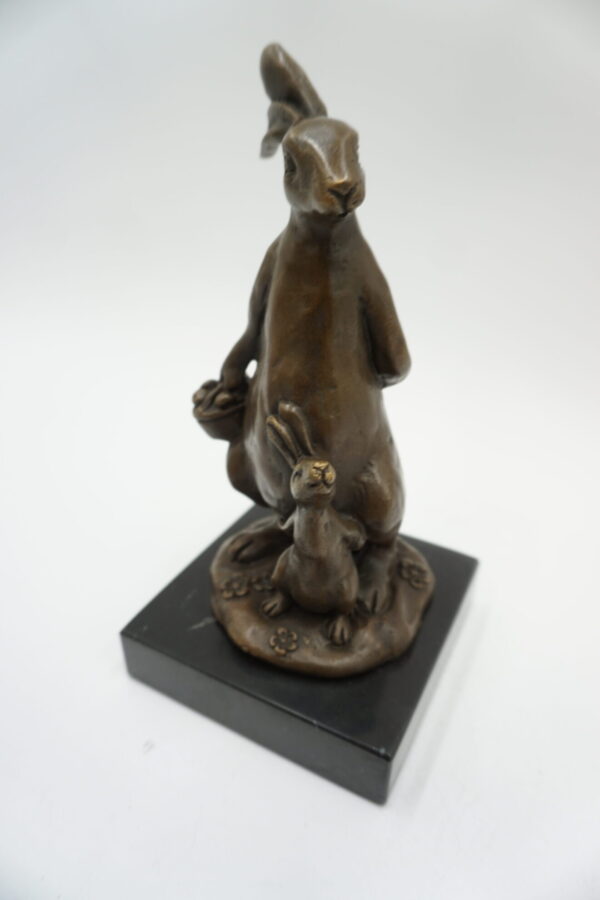 FIGURA Z BRĄZU ZAJĄC ZAJĄCZEK Z DZIECKIEM