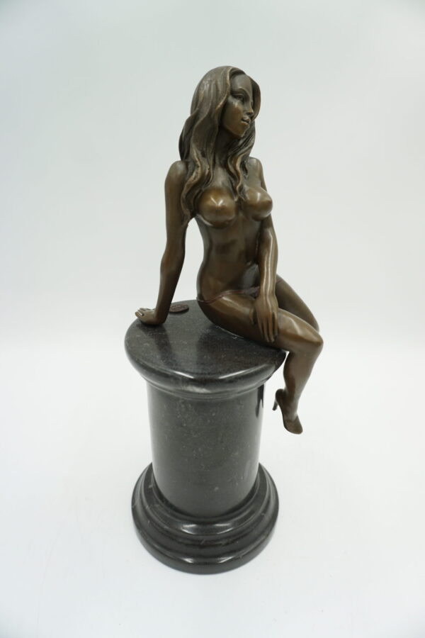 FIGURA Z BRĄZU – AKT NAGA KOBIETA W SZPILKACH NA KAMIENIU