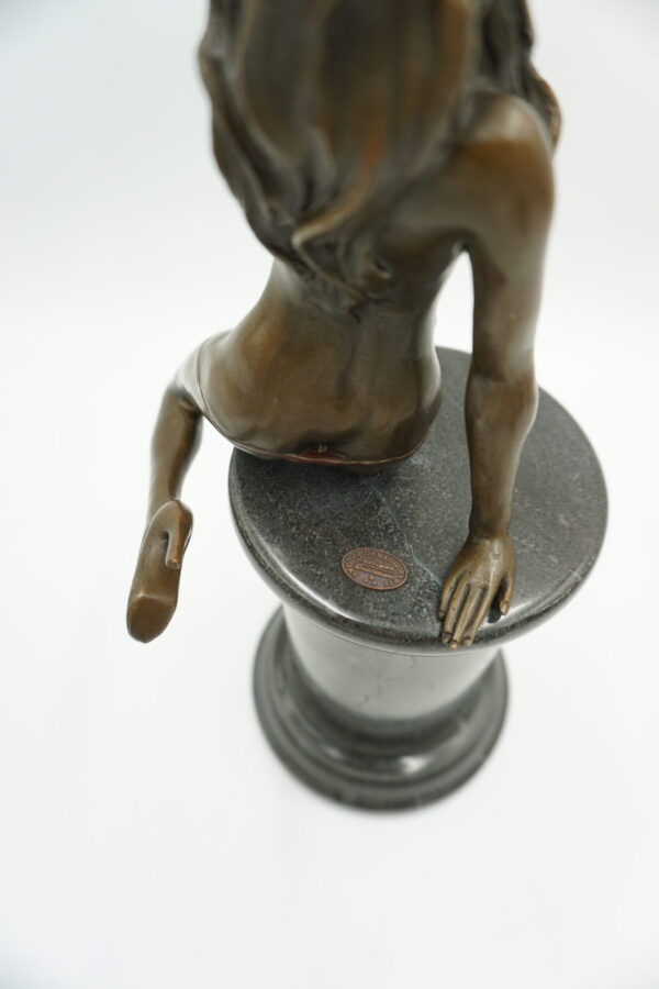 FIGURA Z BRĄZU – AKT NAGA KOBIETA W SZPILKACH NA KAMIENIU