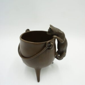 FIGURA Z BRĄZU – KOT Z GARNKIEM