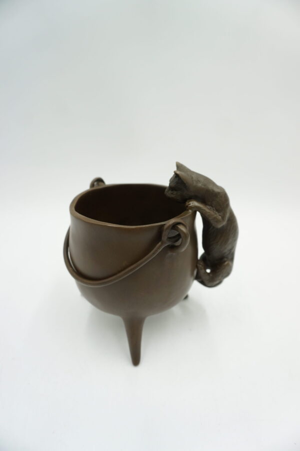 FIGURA Z BRĄZU – KOT Z GARNKIEM