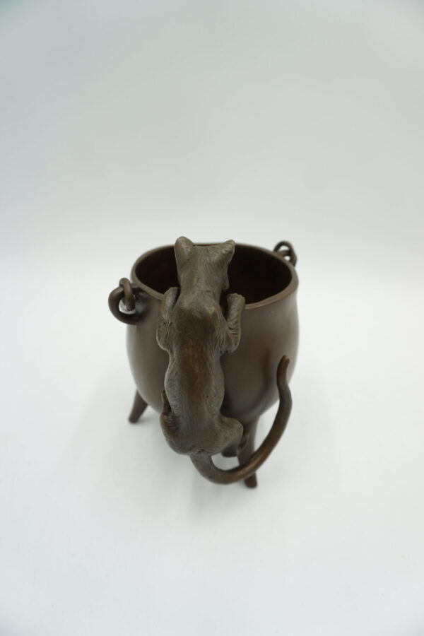 FIGURA Z BRĄZU – KOT Z GARNKIEM