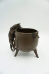 FIGURA Z BRĄZU – KOT Z GARNKIEM