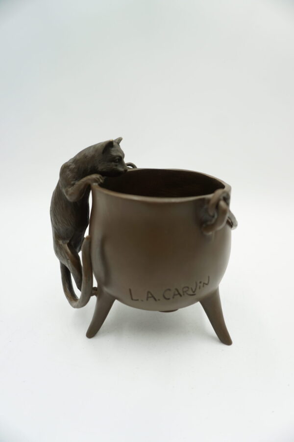 FIGURA Z BRĄZU – KOT Z GARNKIEM