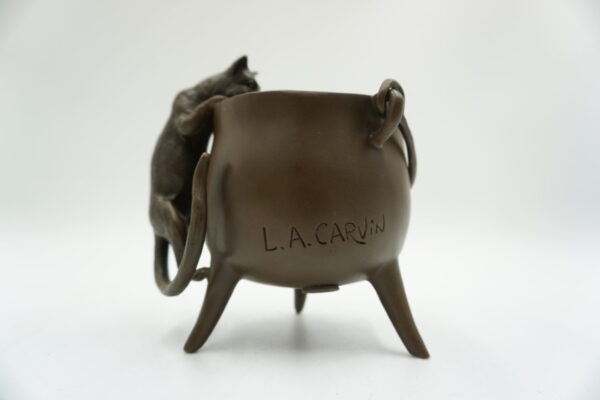 FIGURA Z BRĄZU – KOT Z GARNKIEM