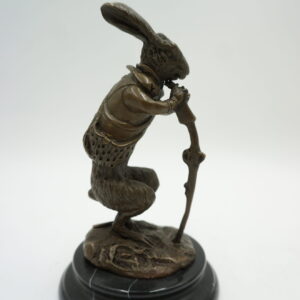 FIGURA Z BRĄZU ZAJĄC ZAJĄCZEK STARY Z LASKĄ