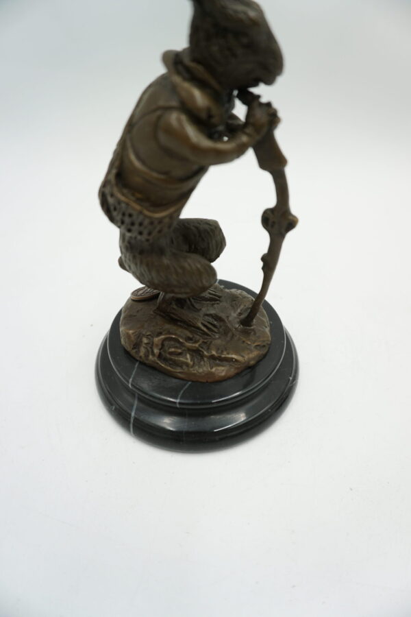 FIGURA Z BRĄZU ZAJĄC ZAJĄCZEK STARY Z LASKĄ