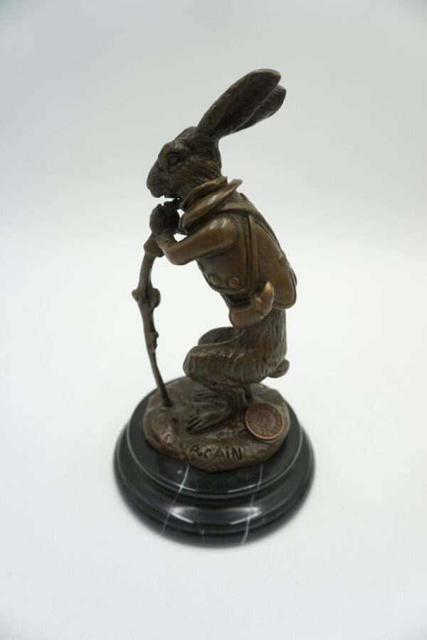 FIGURA Z BRĄZU ZAJĄC ZAJĄCZEK STARY Z LASKĄ