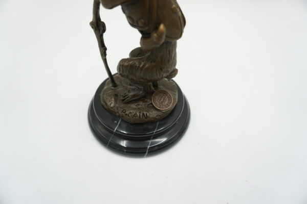 FIGURA Z BRĄZU ZAJĄC ZAJĄCZEK STARY Z LASKĄ