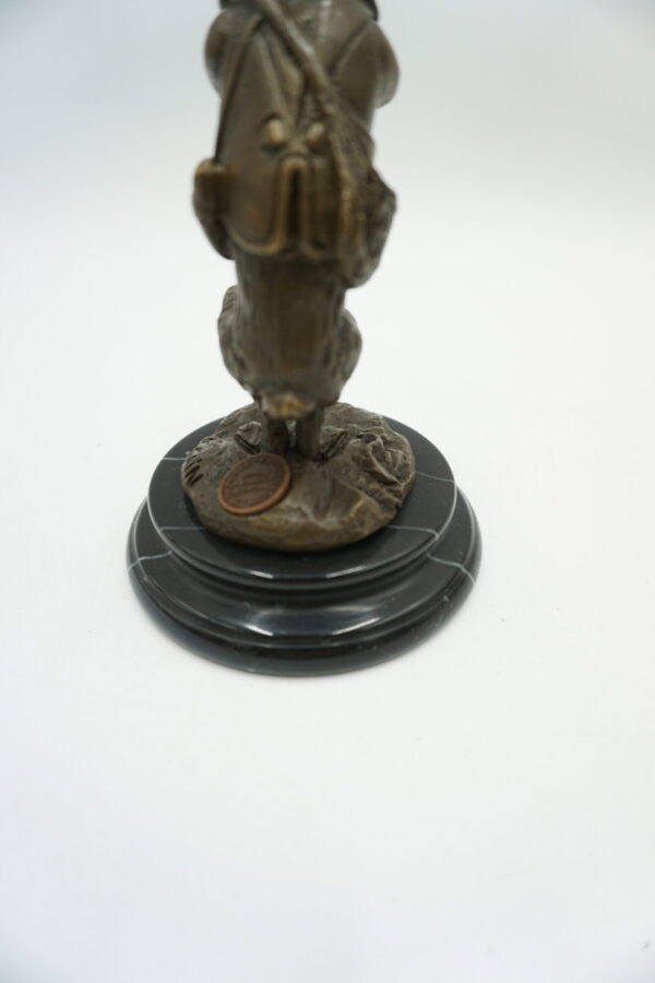 FIGURA Z BRĄZU ZAJĄC ZAJĄCZEK STARY Z LASKĄ