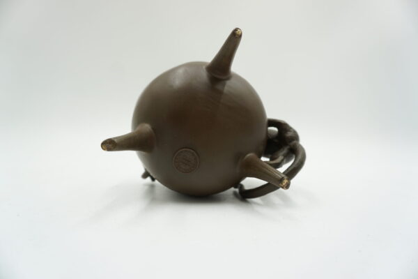 FIGURA Z BRĄZU – KOT Z GARNKIEM