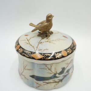PORCELANOWA SZKATUŁKA BOMBONIERA Z BRĄZEM PTASZEK
