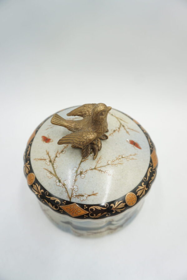 PORCELANOWA SZKATUŁKA BOMBONIERA Z BRĄZEM PTASZEK