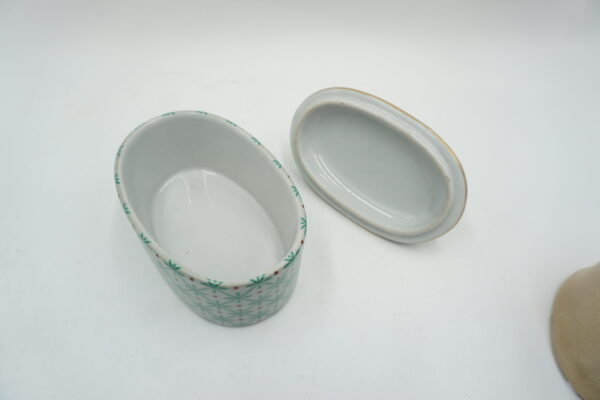 PORCELANOWA SZKATUŁKA BOMBONIERA ZIELONA Z BRĄZEM ŁABĘDŹ