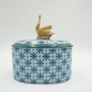 PORCELANOWA SZKATUŁKA BOMBONIERA NIEBIESKA Z BRĄZEM ŁABĘDŹ