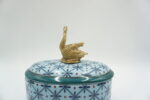 PORCELANOWA SZKATUŁKA BOMBONIERA NIEBIESKA Z BRĄZEM ŁABĘDŹ