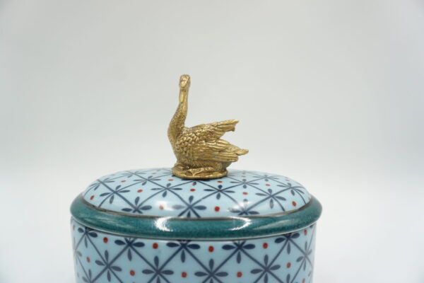 PORCELANOWA SZKATUŁKA BOMBONIERA NIEBIESKA Z BRĄZEM ŁABĘDŹ