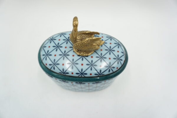 PORCELANOWA SZKATUŁKA BOMBONIERA NIEBIESKA Z BRĄZEM ŁABĘDŹ