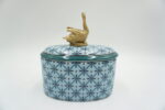 PORCELANOWA SZKATUŁKA BOMBONIERA NIEBIESKA Z BRĄZEM ŁABĘDŹ
