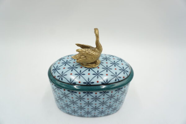 PORCELANOWA SZKATUŁKA BOMBONIERA NIEBIESKA Z BRĄZEM ŁABĘDŹ