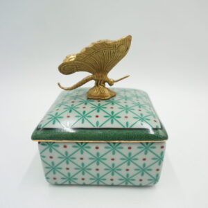 PORCELANOWA SZKATUŁKA BOMBONIERA NIEBIESKA Z BRĄZEM WAŻKA