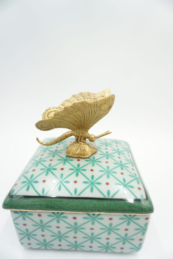 PORCELANOWA SZKATUŁKA BOMBONIERA NIEBIESKA Z BRĄZEM WAŻKA