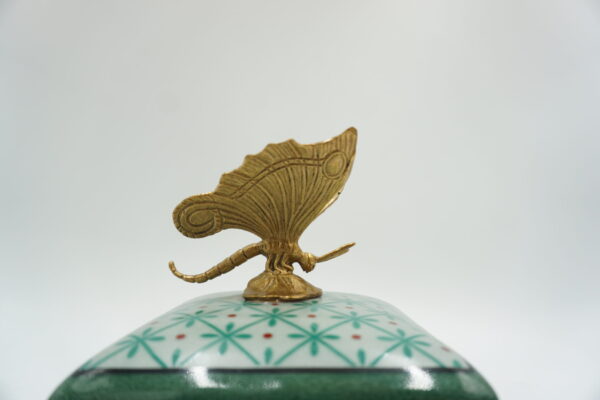 PORCELANOWA SZKATUŁKA BOMBONIERA NIEBIESKA Z BRĄZEM WAŻKA