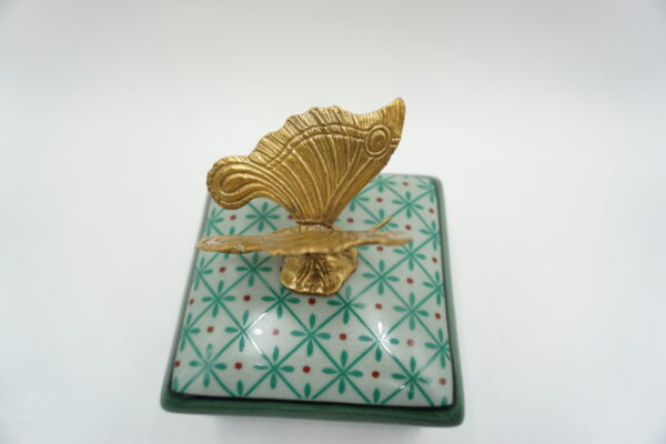 PORCELANOWA SZKATUŁKA BOMBONIERA NIEBIESKA Z BRĄZEM WAŻKA