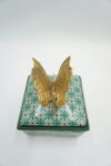 PORCELANOWA SZKATUŁKA BOMBONIERA NIEBIESKA Z BRĄZEM WAŻKA