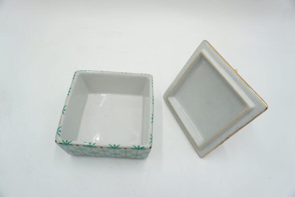 PORCELANOWA SZKATUŁKA BOMBONIERA NIEBIESKA Z BRĄZEM WAŻKA