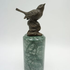 FIGURA Z BRĄZU PTAK PTASZEK NA KAMIENIU