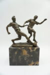 FIGURA Z BRĄZU PIŁKARZE WALCZĄCY O PIŁKĘ OSADZENI NA KAMIENIU