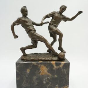 FIGURA Z BRĄZU PIŁKARZE WALCZĄCY O PIŁKĘ OSADZENI NA KAMIENIU