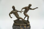 FIGURA Z BRĄZU PIŁKARZE WALCZĄCY O PIŁKĘ OSADZENI NA KAMIENIU