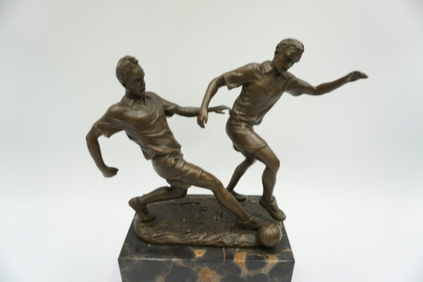 FIGURA Z BRĄZU PIŁKARZE WALCZĄCY O PIŁKĘ OSADZENI NA KAMIENIU