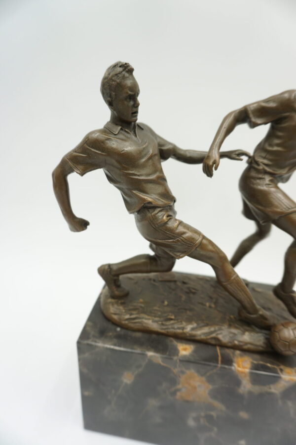 FIGURA Z BRĄZU PIŁKARZE WALCZĄCY O PIŁKĘ OSADZENI NA KAMIENIU