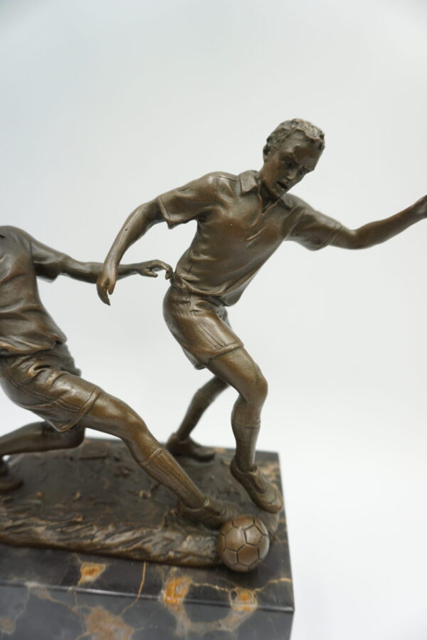 FIGURA Z BRĄZU PIŁKARZE WALCZĄCY O PIŁKĘ OSADZENI NA KAMIENIU
