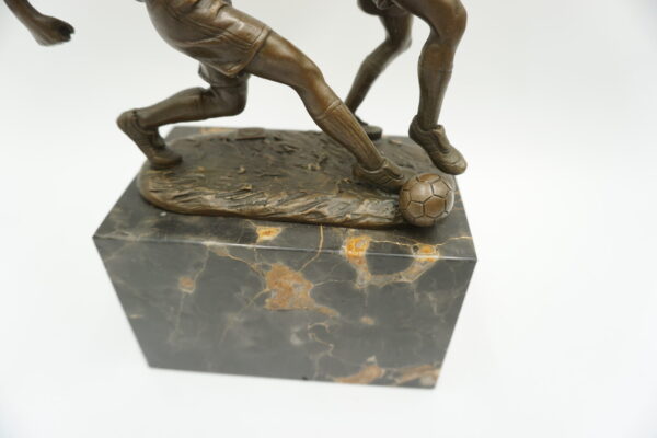 FIGURA Z BRĄZU PIŁKARZE WALCZĄCY O PIŁKĘ OSADZENI NA KAMIENIU