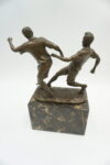 FIGURA Z BRĄZU PIŁKARZE WALCZĄCY O PIŁKĘ OSADZENI NA KAMIENIU