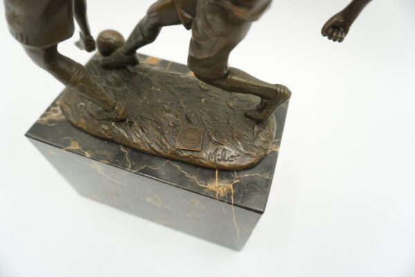 FIGURA Z BRĄZU PIŁKARZE WALCZĄCY O PIŁKĘ OSADZENI NA KAMIENIU