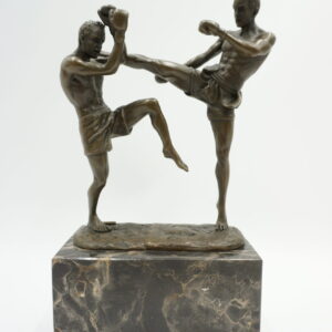 FIGURA Z BRĄZU WALKA KICKBOKSERÓW