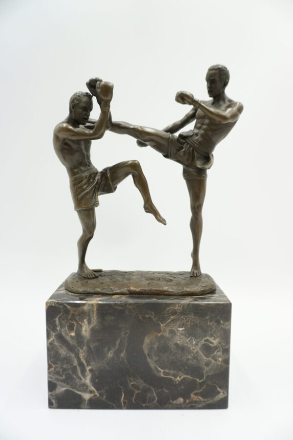 FIGURA Z BRĄZU WALKA KICKBOKSERÓW