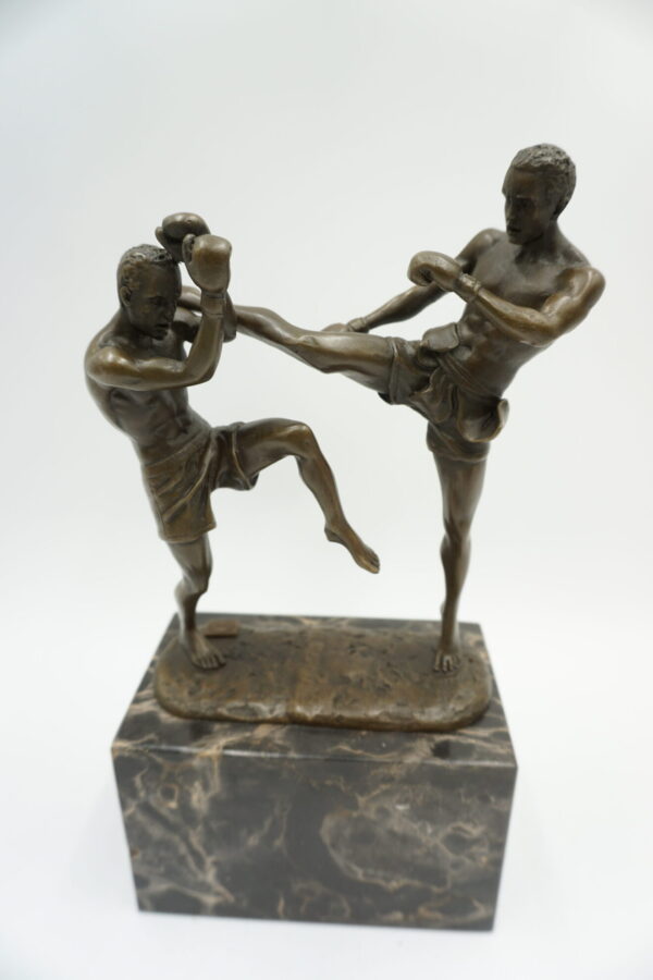 FIGURA Z BRĄZU WALKA KICKBOKSERÓW