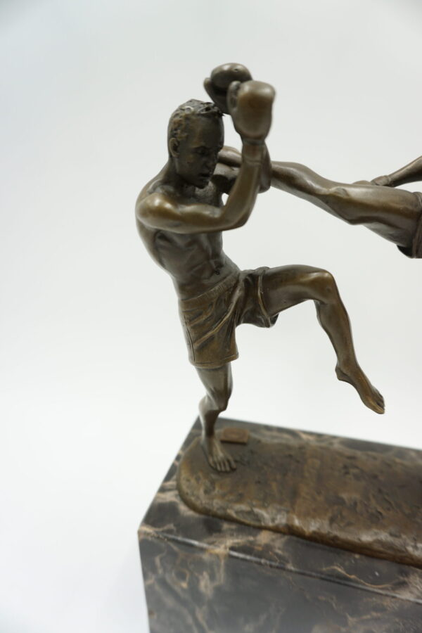 FIGURA Z BRĄZU WALKA KICKBOKSERÓW