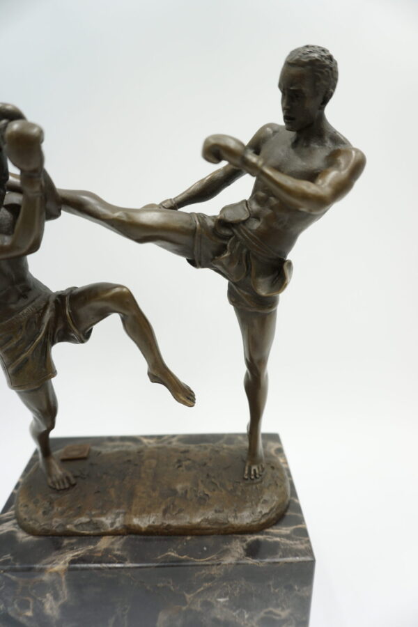 FIGURA Z BRĄZU WALKA KICKBOKSERÓW