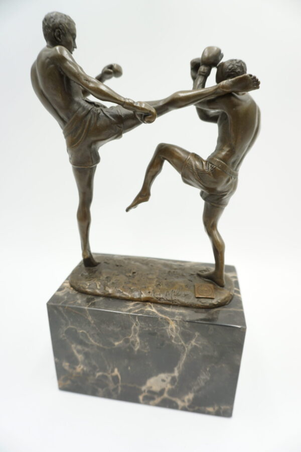 FIGURA Z BRĄZU WALKA KICKBOKSERÓW