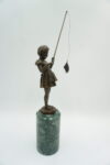 FIGURA Z BRĄZU DZIEWCZYNKA Z WĘDKĄ ZE ZŁOWIONĄ RYBKĄ