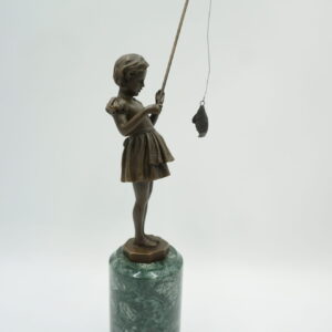 FIGURA Z BRĄZU DZIEWCZYNKA Z WĘDKĄ ZE ZŁOWIONĄ RYBKĄ