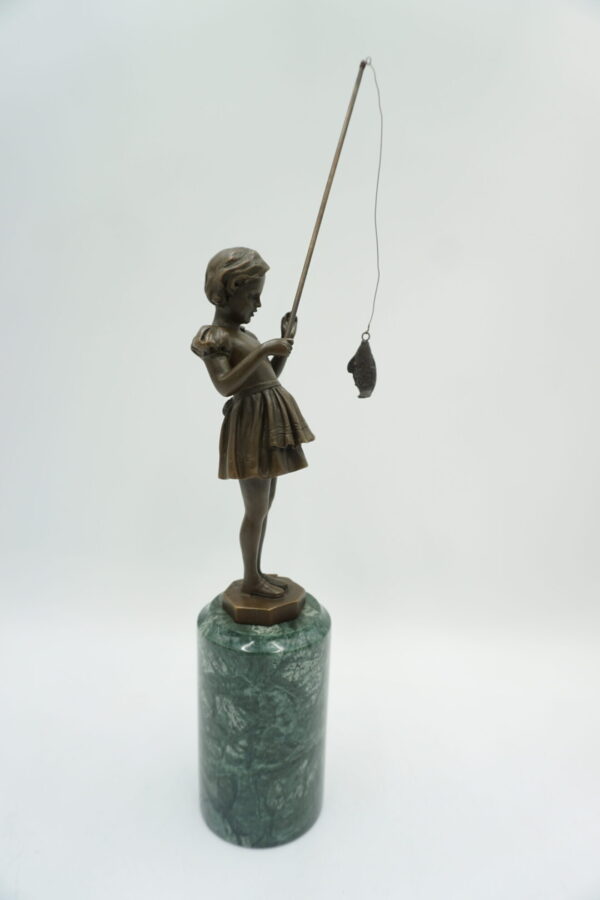 FIGURA Z BRĄZU DZIEWCZYNKA Z WĘDKĄ ZE ZŁOWIONĄ RYBKĄ