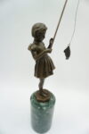 FIGURA Z BRĄZU DZIEWCZYNKA Z WĘDKĄ ZE ZŁOWIONĄ RYBKĄ